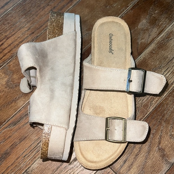 NWOT Women’s Outwoods Beige/Tan Double Strap Platform Sandal with Bronze Studs - Picture 3 of 7